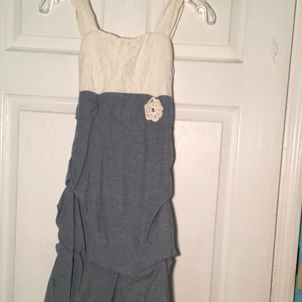 Little girl dress with zipper and the back